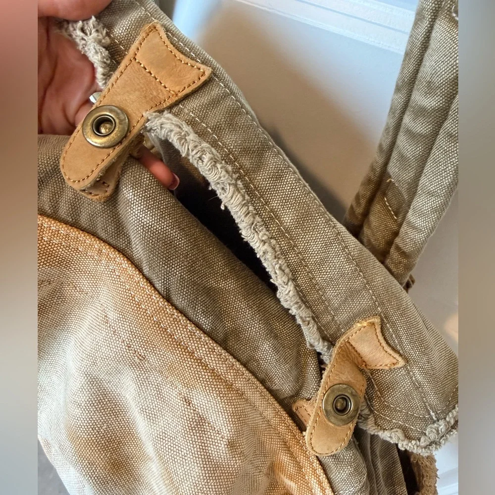 Men's Canvas Messenger Bag in Olive Brown